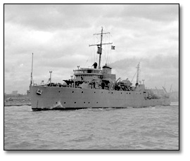 Photographie : View of Minesweeper, HMS Qualicum, [vers 1945]