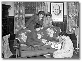Photographie : Members of the Canadian Women's Army Corps (C.W.A.C.) reading magazines in a lounge in the Trinity Barracks, [vers 1945]
