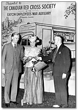 Photographie :  Lady Eaton presents a cheque for $3,000 to Dr. Fred W. Routley, juin 1941