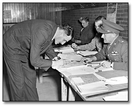 Photographie : Ted Reeve (Toronto Telegram Sports writer) enlisting in the Sportsmen's Battery with Conn Smythe at Maple Leaf Gardens, 1939