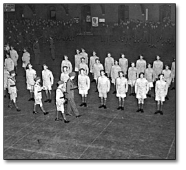 Photographie : Inspecting new enlistees at Maple Leaf Gardens, [vers 1939] (2)