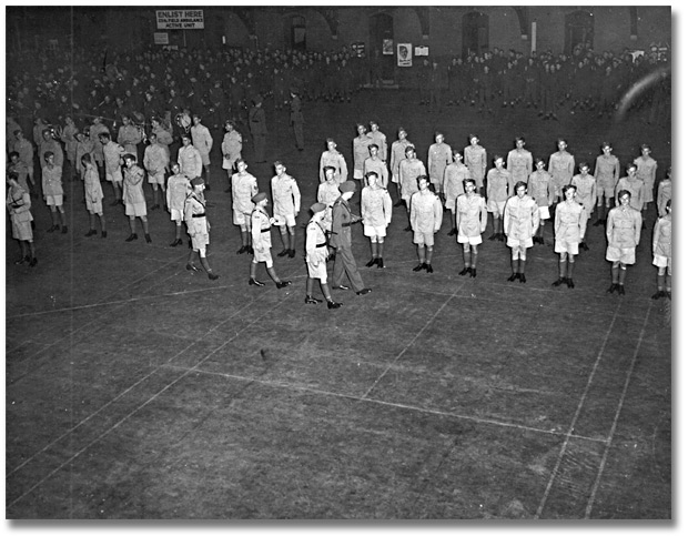 Photographie : Inspecting new enlistees at Maple Leaf Gardens, [vers 1939] 