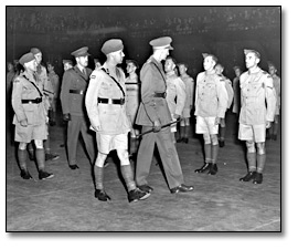 Photographie : Inspecting new enlistees at Maple Leaf Gardens, [vers 1939] (1)