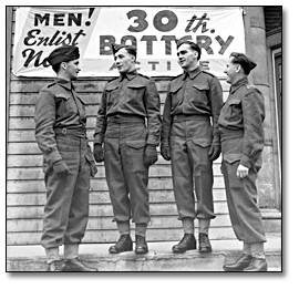 Photographie : Four soldiers in front of “Men Enlist” sign, 30th Battery, 1941