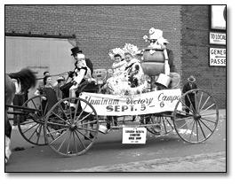 Photographie :  Aluminums Victory Campaign, 1941 [chariot dans un défilé]