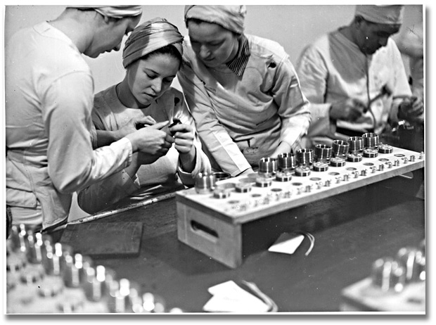 Photographie : Women working at the General Engineering Company (Canada) munitions factory, [vers 1943]