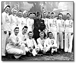 Photographie : Mary Pickford posing with a group of employees during her visit to the General Engineering Company (Canada) munitions factory, 5 juin 1943