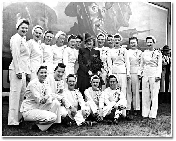 Photographie : Mary Pickford posing with a group of employees during her visit to the General Engineering Company (Canada) munitions factory, 5 juin 1943