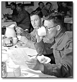 Photographie : Soldiers in mess hall, [vers 1940]