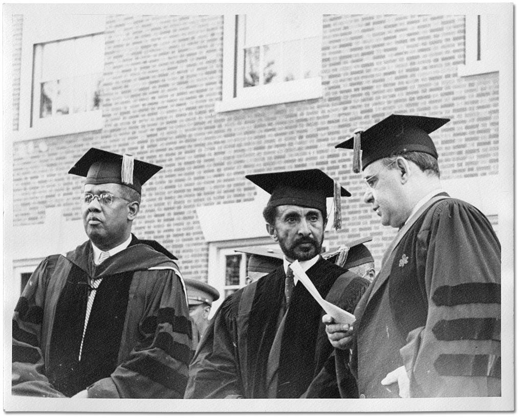Photographie : Daniel Hill jr. (a gauche) avec l’Empereur Éthiopien Haile Salassie (milieu) à l’université Howard, 1954