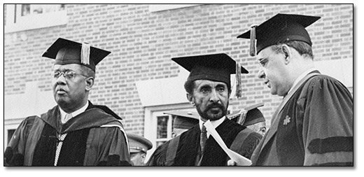 Photographie : Daniel Hill jr. (a gauche) avec l’Empereur Éthiopien Haile Salassie (milieu) à  l’université Howard, 1954