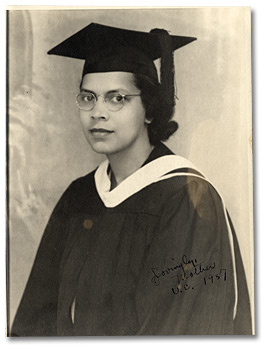 Photographie : May Edwards Hill, diplômée de l’Université de Californie d’un certificat en services sociales, 1937