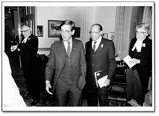 Photographie : Daneil G. Hill et Bob Rae à la cérémonie de prestation de serment à titre d'ombudsman, 21 mars 1984