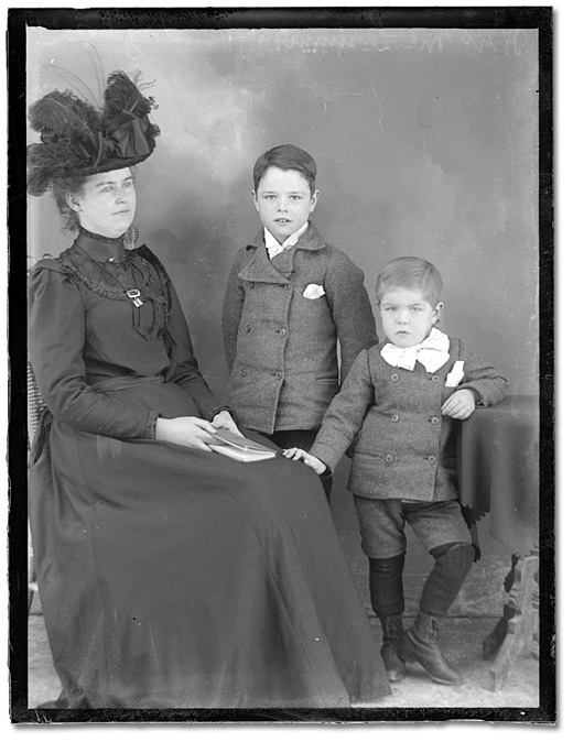 Photo: Family portrait, [between 1895 and 1910]