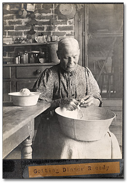 Photographie : Domestique préparant le dîner,1906