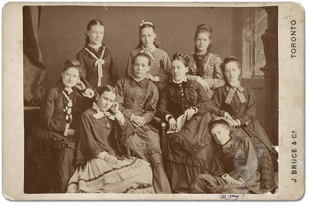 Photographie : [Bessie Gregg (enseignante) avec sa classe de finissantes à l’école des missionnaires], [entre 1875 et 1885]