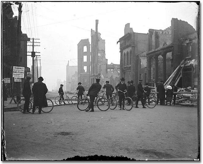 Photographie : Aftermath of the Toronto Fire, [1904] (1)