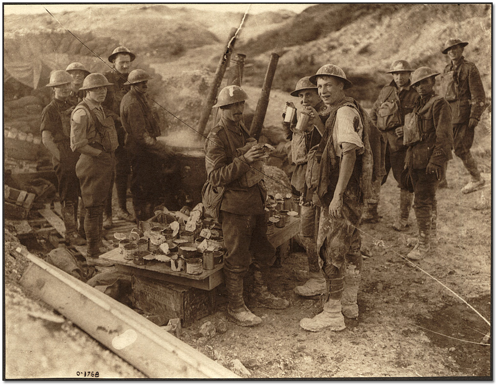 Photographie : Soldat canadien grièvement blessé à l'épaule et à la jambe buvant un café chaud, dans une soupe populaire, à environ 100 mètres des lignes allemandes, à Colline 70, [vers 1918]