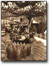 Photographie : Combattants du « Canadian 9.2 » mangeant leur repas de midi, 1ère batterie de siège, [vers 1918]