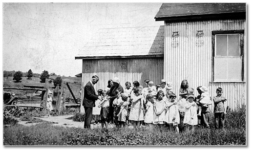 Photographie : Enfants debout en ligne afin de recevoir leur vaccin à la clinique d’immunisation dans le district d’Algoma, 1932