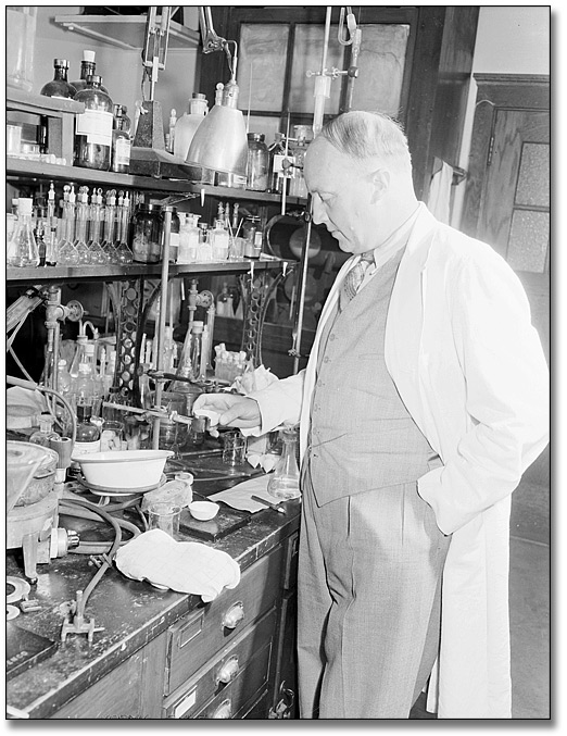 Photographie: Le Dr Charles Best en train de travailler dans un laboratoire, le 20 mai 1948