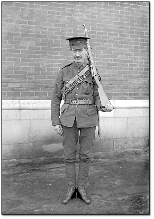 Photographie : Soldat au garde-à-vous, [1914]