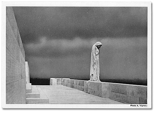 Carte postale : Statue de la femme en pleurs sur le mémorial de Vimy