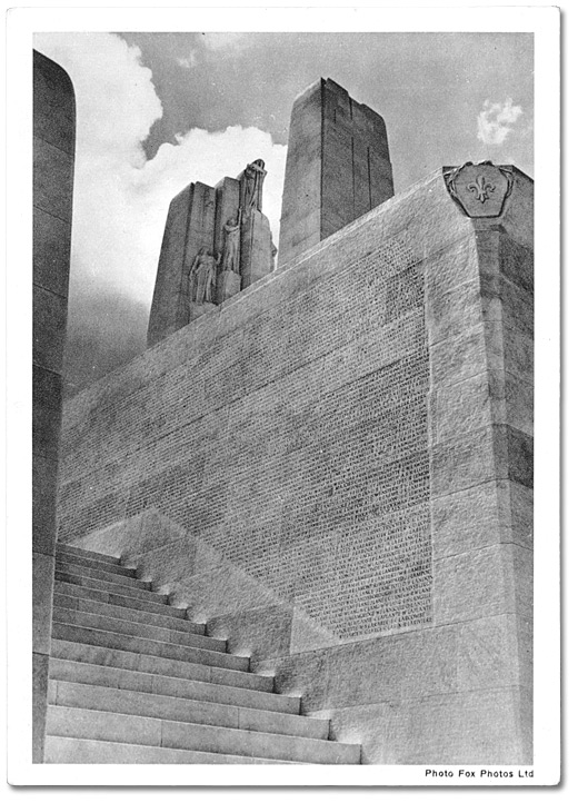 Carte postale: Noms gravés sur le monument de la crête de Vimy