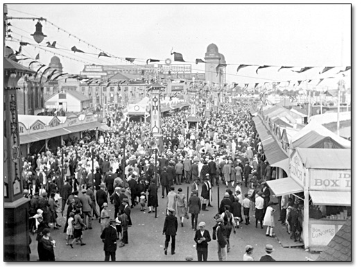 Photographie : Allée centrale de l’Exposition nationale canadienne, [vers 1930] 
