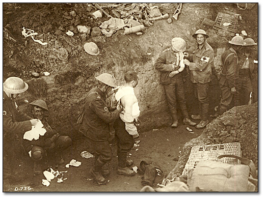 Photographie : Des soldats canadiens bandent des blesses dans une tranchée durant la bataille du 15 septembre; les Canadiens y ont joué un grand rôle, capturant le village de Courcelette et faisant plusieurs prisonniers, 1916