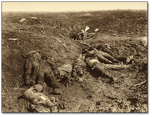 Photographie : Corps sur le champs de bataille après une charge canadienne, [vers 1918]