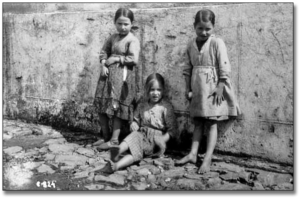 Photograpie : Three unidentified girls during the Spanish Civil War, [vers 1936-1939]
