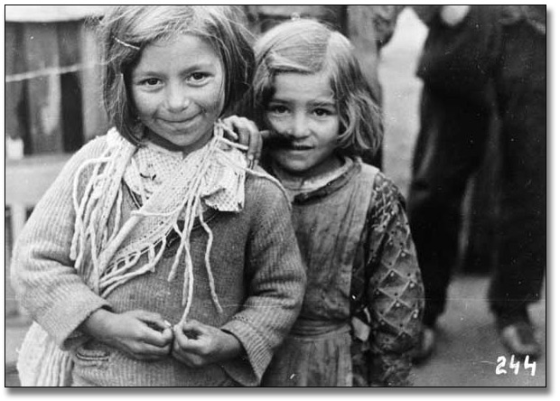 Photograpie : Two unidentified girls during the Spanish Civil War, [vers 1936-1939]