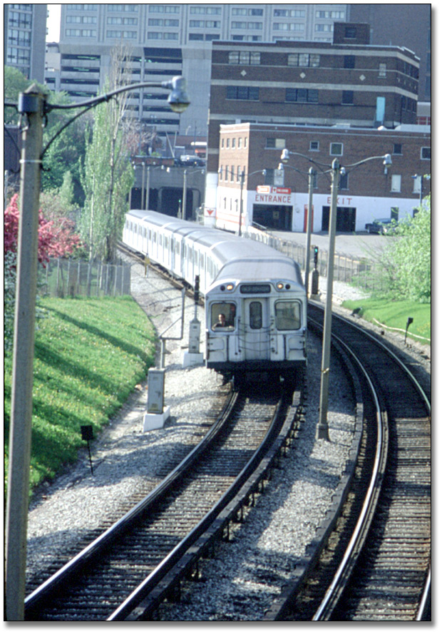 Subway Travelling North Between Bloor and Rosedale Stations on Yonge Line, mai 1981
