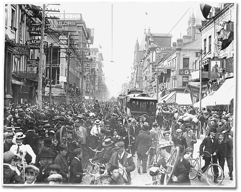 Pretoria Day, Yonge Street Toronto, looking north of King Street, 5 juin 1901