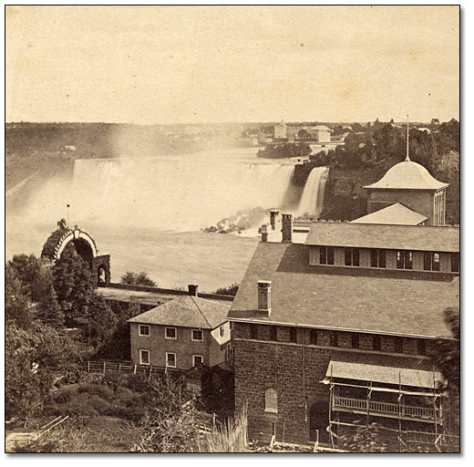 Photographie : The Majesty and Beauty of Niagara No. 644. The American Falls from the museum grounds, Canada side.
