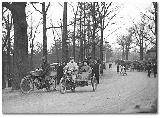 Photographie : Motocyclistes et sidecar, High Park, Toronto, 1904