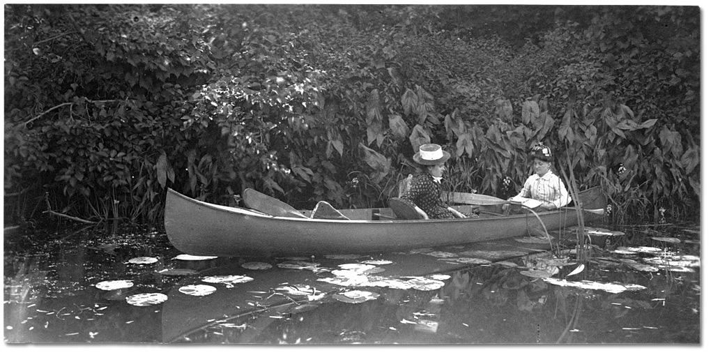 Photo: Two women in a canoe, [1903]