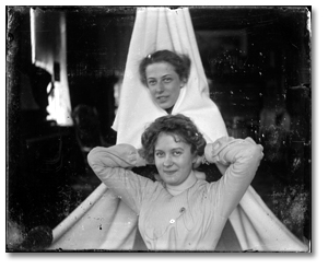 Two unidentified young women, [between 1898 and 1920]