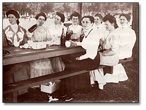Des femmes cassent la croûte au comptoir de vente par correspondance d’Eaton [vers 1910]