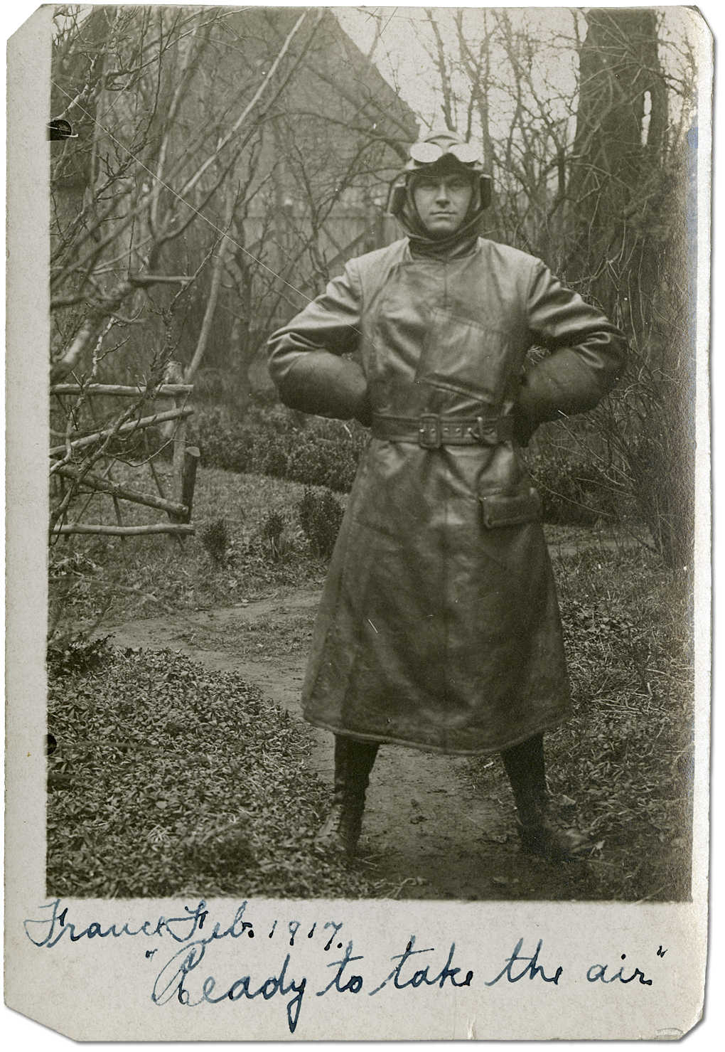 Portrait de Harry Mason en France, portant son uniforme de pilote, “ready to take the air,” février 1917