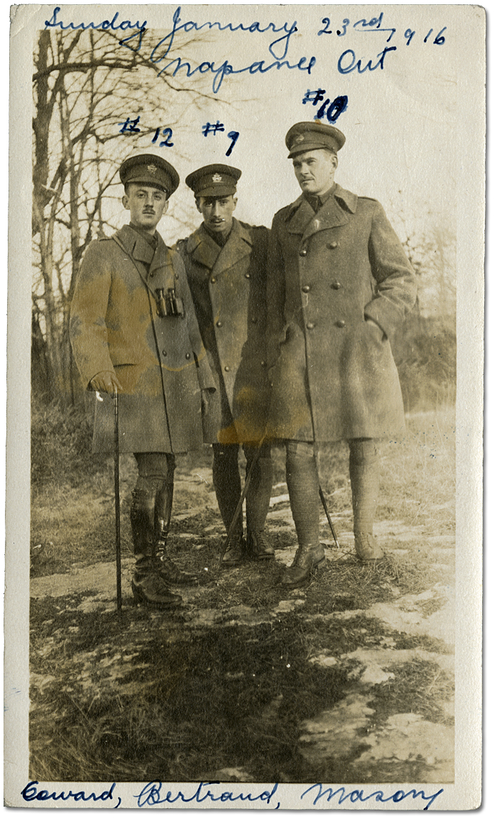 De gauche à droite: les lieutenants [GS] Coward, Bertrand, et Harry Mason, de la compagnie «C», 80th Overseas Battallion, Corps expéditionnaire canadien (CEC), à Napanee, Ontario, le 23 janvier 1916