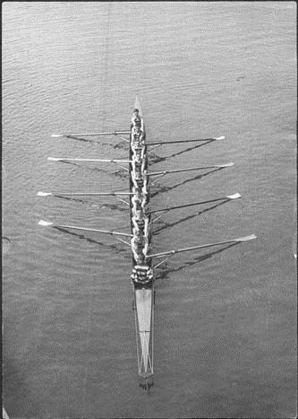Vue aérienne d’une embarcation à huit rameurs, catégorie junior, Argonauts Rowing Club [vers 1925]