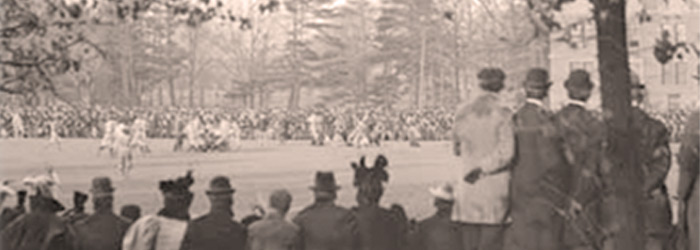 Spectateurs à un événement sportif [vers 1915]