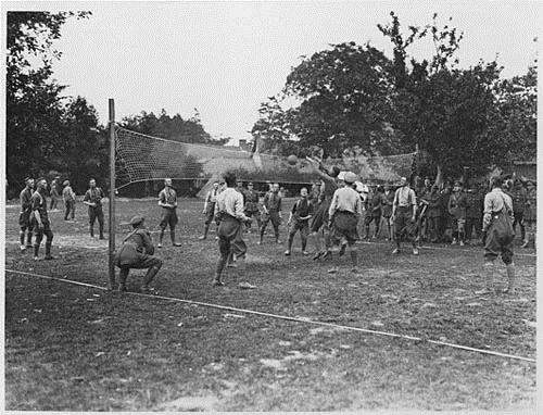 Soldiers playing volleyball, [ca. 1914-1918] 