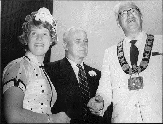 Swimmer Marilyn Bell with her coach Gus Ryder and Toronto Mayor Nathan Philips, 1954