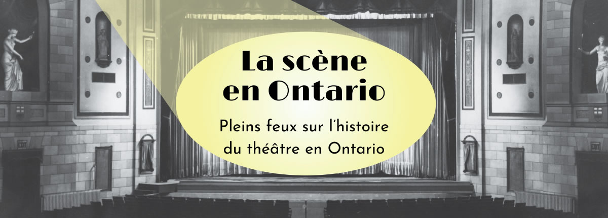 Titre de l’exposition sous la lumière jaune d’un projecteur par-dessus la photo en noir et blanc d’une scène.