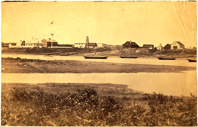Vue du port et du fort à Moose Factory durant l’été [vers 1869]