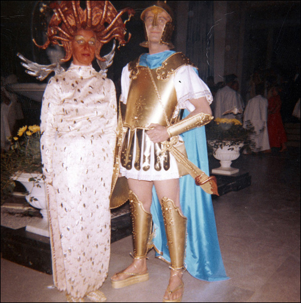 Ted et Eleanor déguisés en Persée et Méduse, [vers 1960]