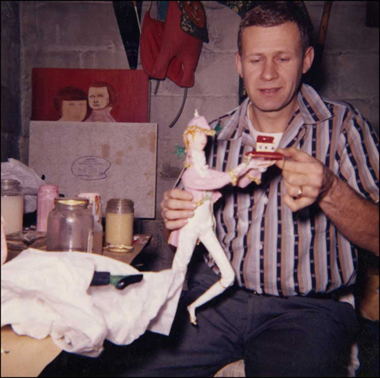 Ted travaillant sur un personnage pour la vitrine des Douze jours de Noël, 1959 